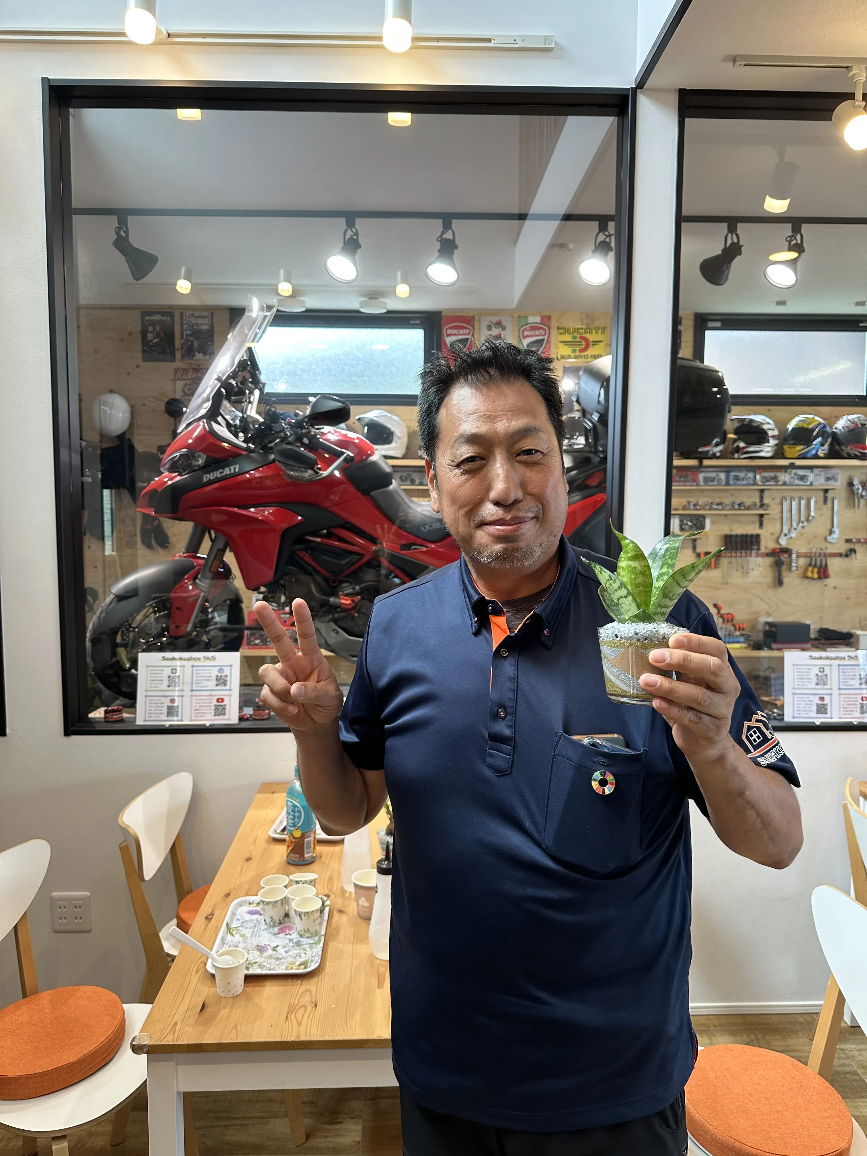 完成作品を持つ参加者